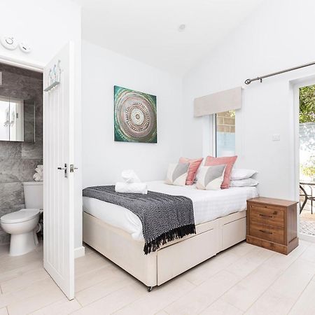 New, Stylish Studio Flat With Private Patio And Free On-Street Parking Check Out At 11Am บอร์นมัธ ภายนอก รูปภาพ