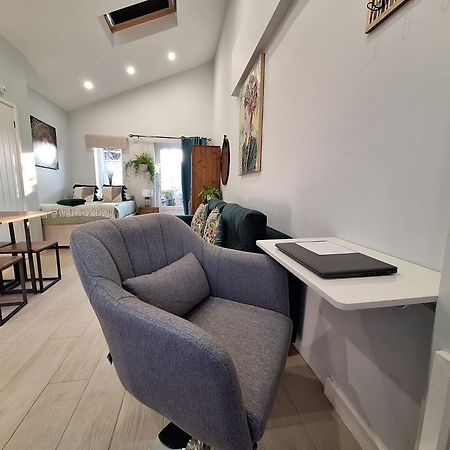 New, Stylish Studio Flat With Private Patio And Free On-Street Parking Check Out At 11Am บอร์นมัธ ภายนอก รูปภาพ