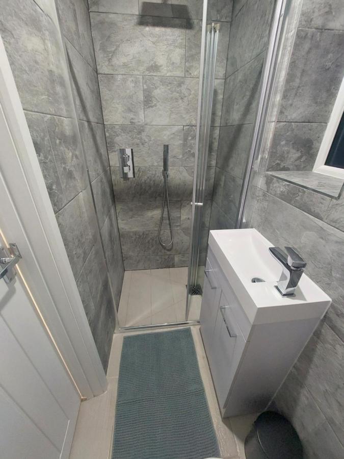 New, Stylish Studio Flat With Private Patio And Free On-Street Parking Check Out At 11Am บอร์นมัธ ภายนอก รูปภาพ