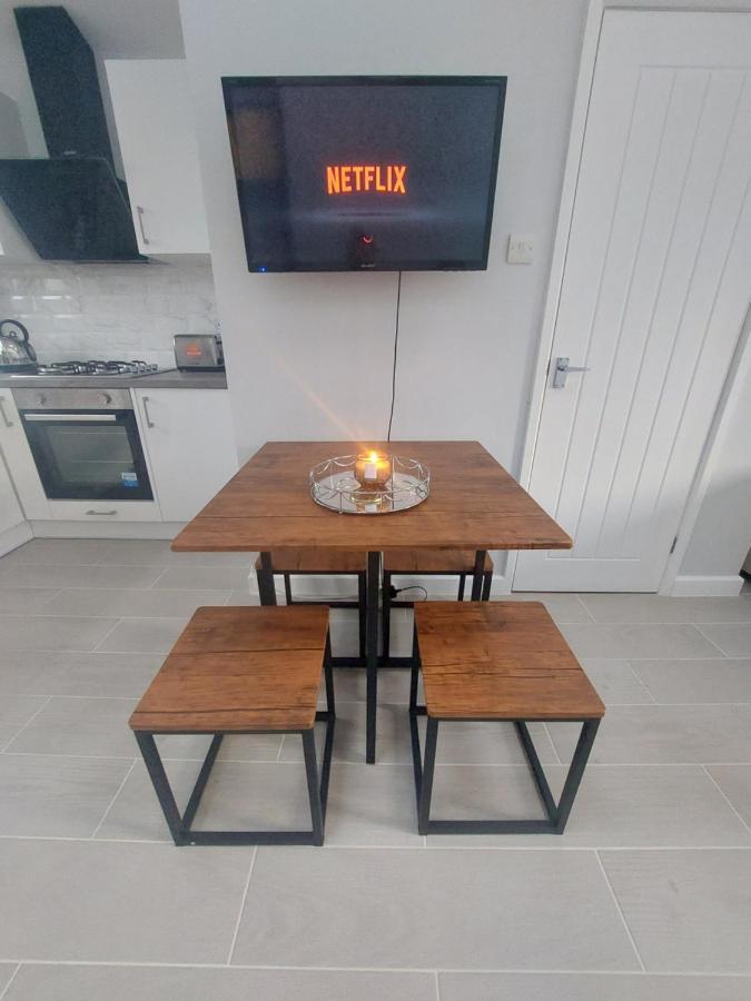 New, Stylish Studio Flat With Private Patio And Free On-Street Parking Check Out At 11Am บอร์นมัธ ภายนอก รูปภาพ