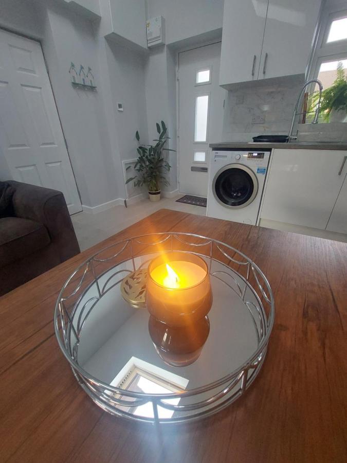 New, Stylish Studio Flat With Private Patio And Free On-Street Parking Check Out At 11Am บอร์นมัธ ภายนอก รูปภาพ