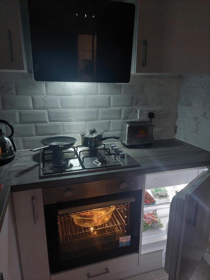 New, Stylish Studio Flat With Private Patio And Free On-Street Parking Check Out At 11Am บอร์นมัธ ภายนอก รูปภาพ