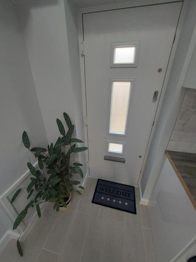 New, Stylish Studio Flat With Private Patio And Free On-Street Parking Check Out At 11Am บอร์นมัธ ภายนอก รูปภาพ