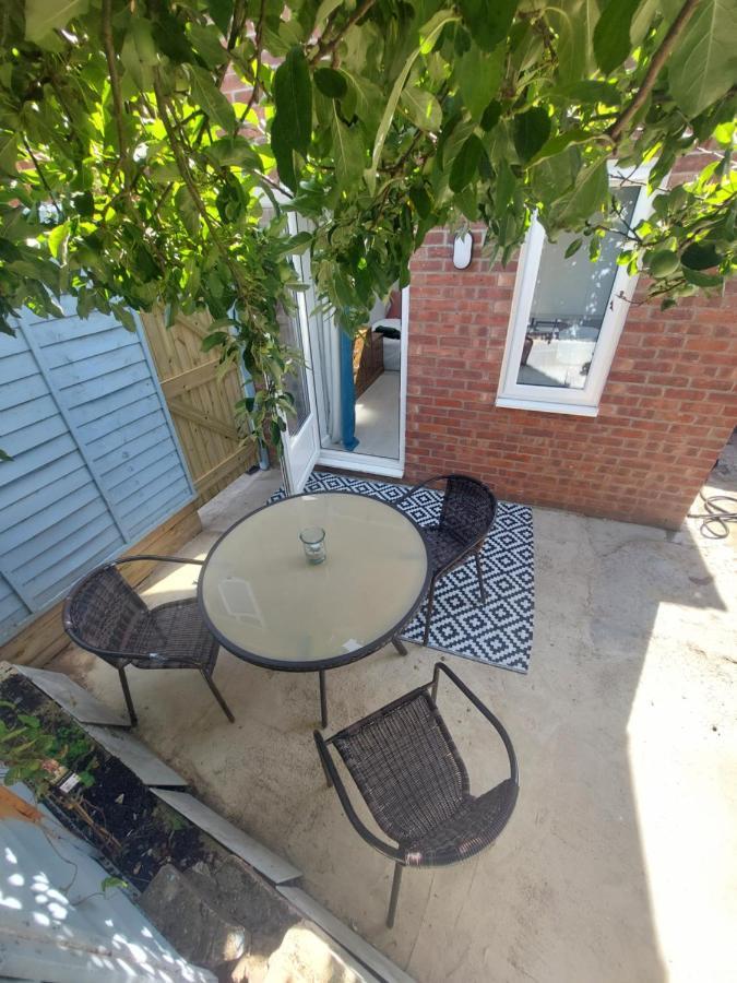 New, Stylish Studio Flat With Private Patio And Free On-Street Parking Check Out At 11Am บอร์นมัธ ภายนอก รูปภาพ