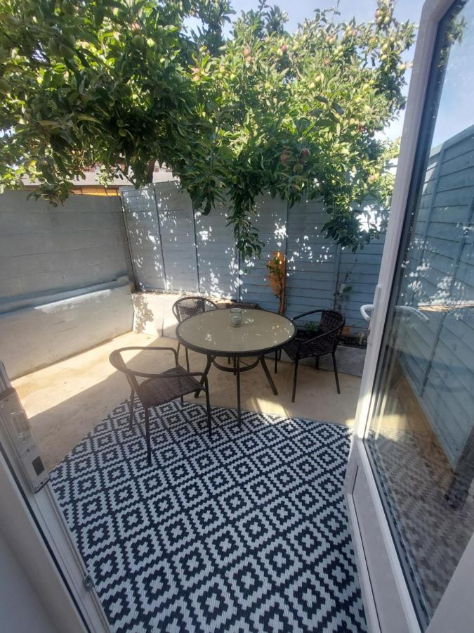 New, Stylish Studio Flat With Private Patio And Free On-Street Parking Check Out At 11Am บอร์นมัธ ภายนอก รูปภาพ