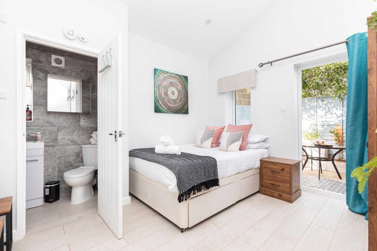 New, Stylish Studio Flat With Private Patio And Free On-Street Parking Check Out At 11Am บอร์นมัธ ภายนอก รูปภาพ