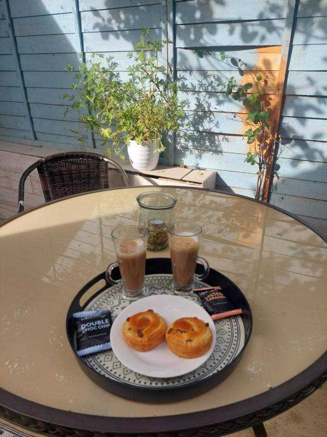 New, Stylish Studio Flat With Private Patio And Free On-Street Parking Check Out At 11Am บอร์นมัธ ภายนอก รูปภาพ