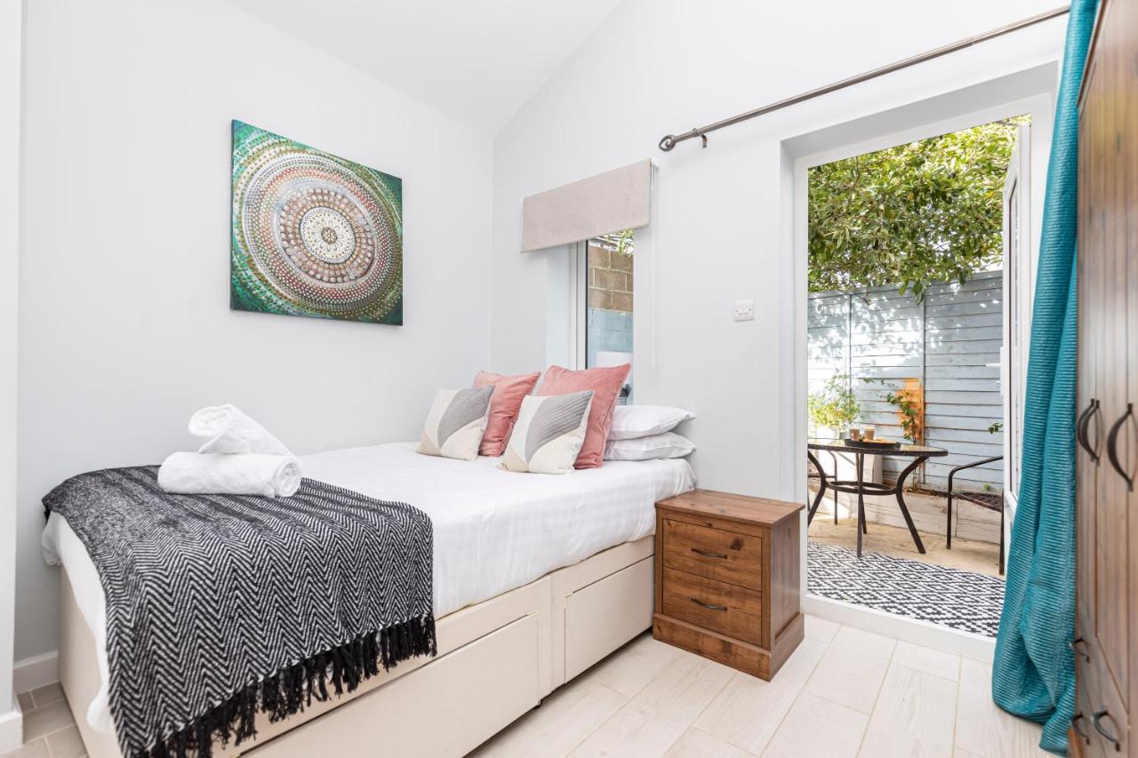 New, Stylish Studio Flat With Private Patio And Free On-Street Parking Check Out At 11Am บอร์นมัธ ภายนอก รูปภาพ