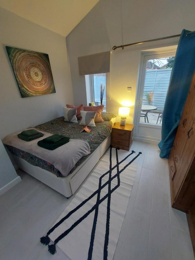 New, Stylish Studio Flat With Private Patio And Free On-Street Parking Check Out At 11Am บอร์นมัธ ภายนอก รูปภาพ