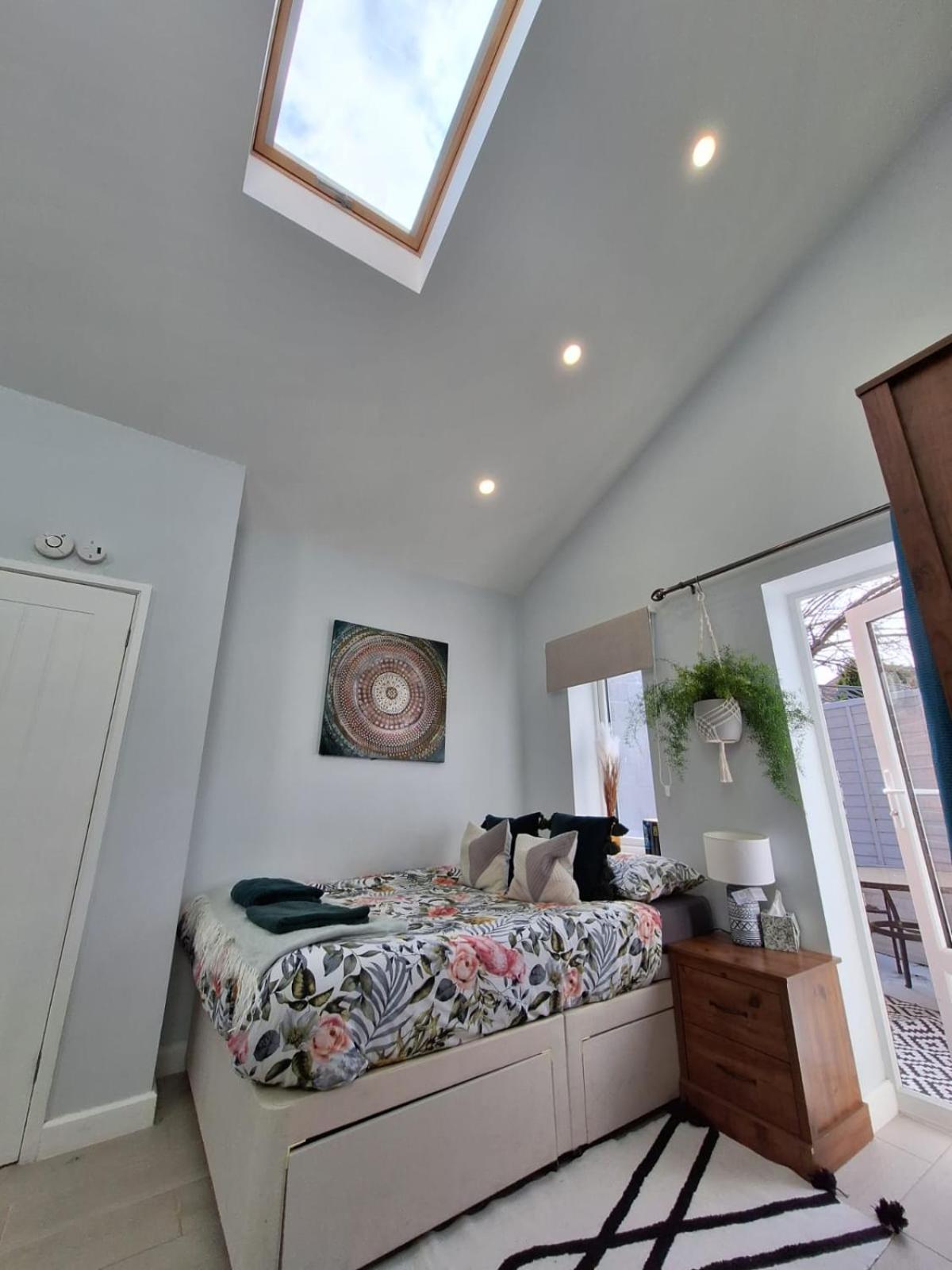 New, Stylish Studio Flat With Private Patio And Free On-Street Parking Check Out At 11Am บอร์นมัธ ภายนอก รูปภาพ