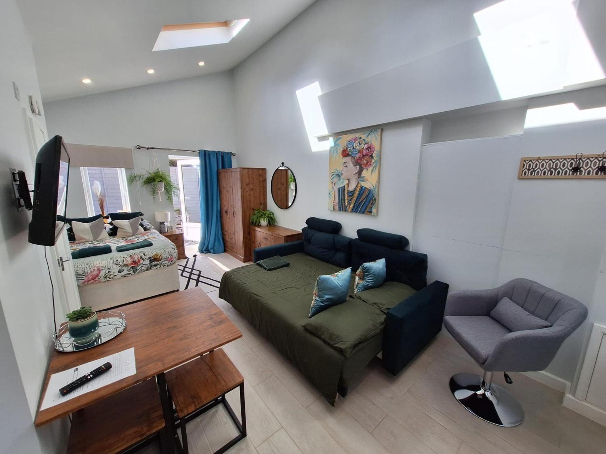 New, Stylish Studio Flat With Private Patio And Free On-Street Parking Check Out At 11Am บอร์นมัธ ภายนอก รูปภาพ