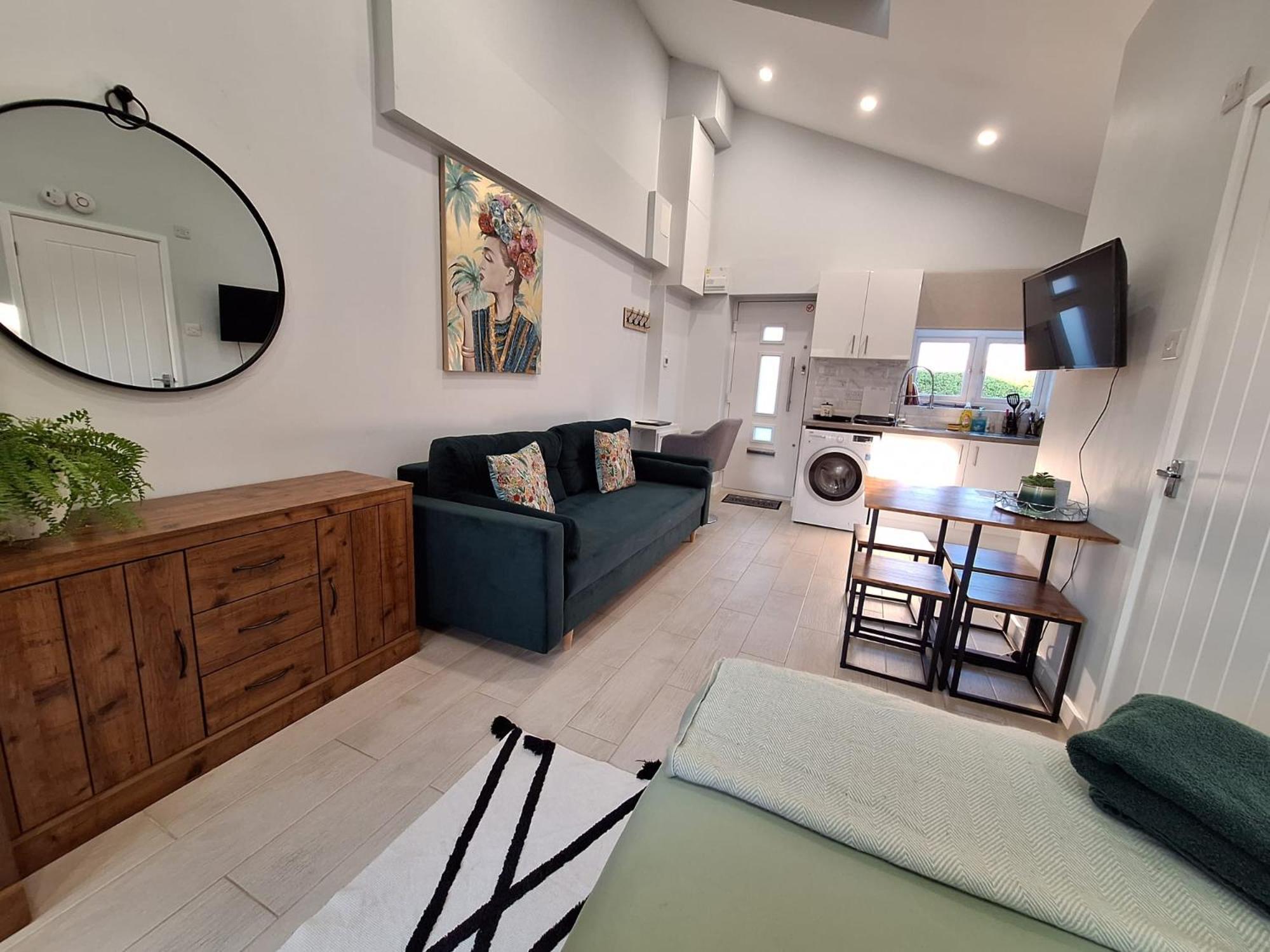 New, Stylish Studio Flat With Private Patio And Free On-Street Parking Check Out At 11Am บอร์นมัธ ภายนอก รูปภาพ