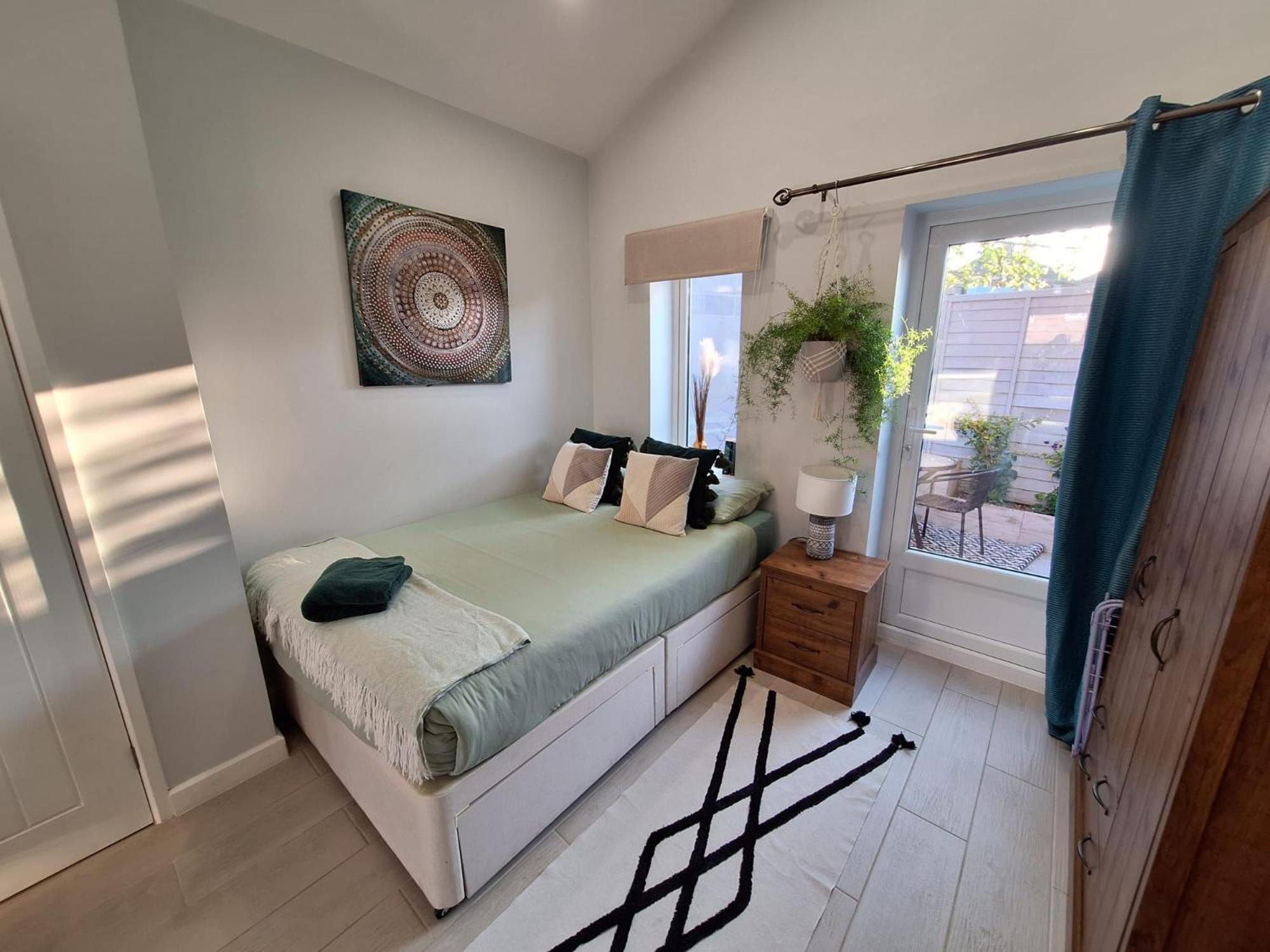 New, Stylish Studio Flat With Private Patio And Free On-Street Parking Check Out At 11Am บอร์นมัธ ภายนอก รูปภาพ