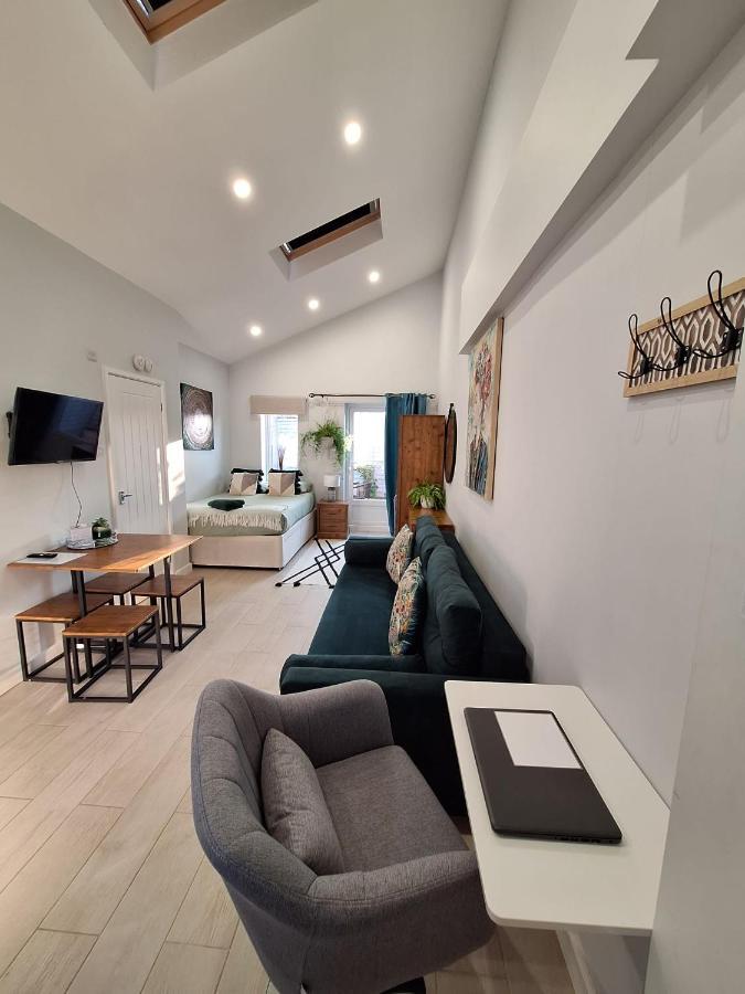 New, Stylish Studio Flat With Private Patio And Free On-Street Parking Check Out At 11Am บอร์นมัธ ภายนอก รูปภาพ