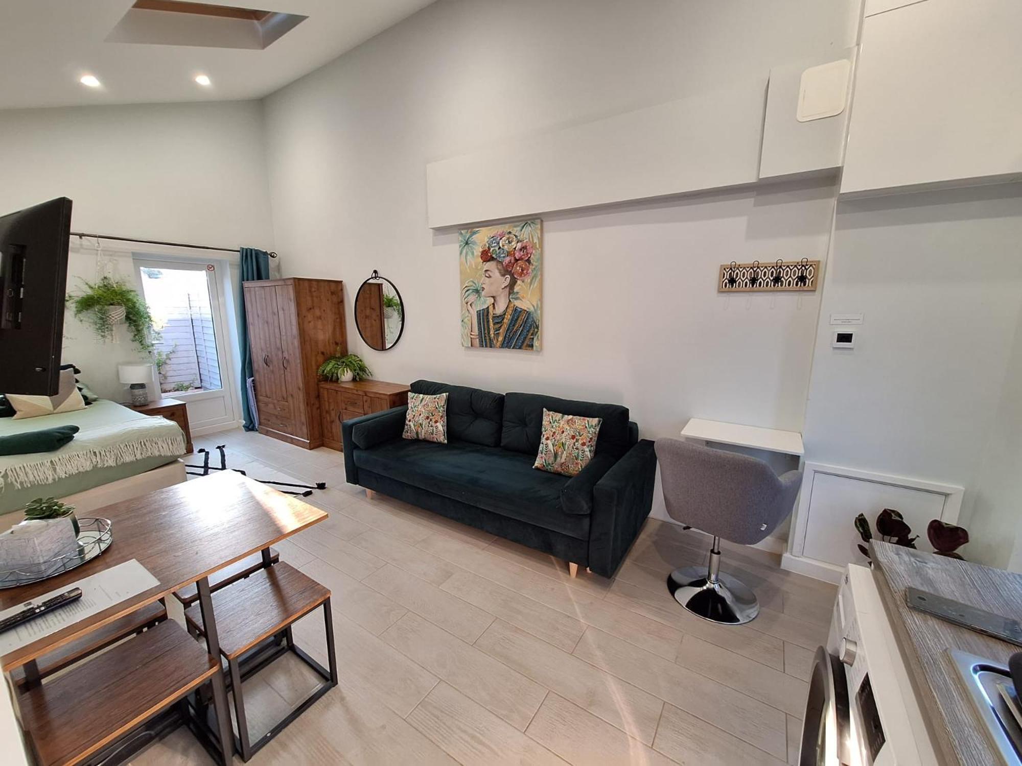 New, Stylish Studio Flat With Private Patio And Free On-Street Parking Check Out At 11Am บอร์นมัธ ภายนอก รูปภาพ