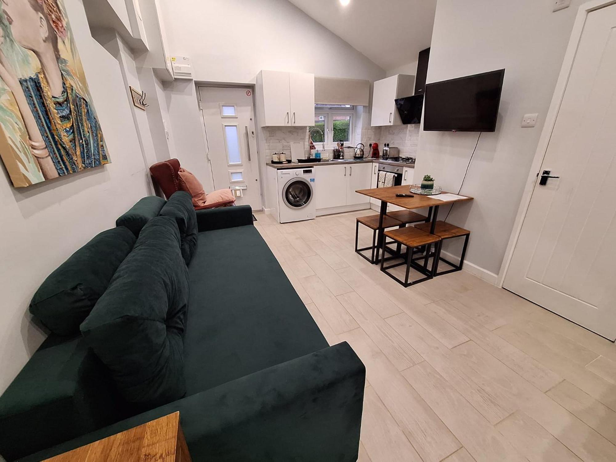 New, Stylish Studio Flat With Private Patio And Free On-Street Parking Check Out At 11Am บอร์นมัธ ห้อง รูปภาพ